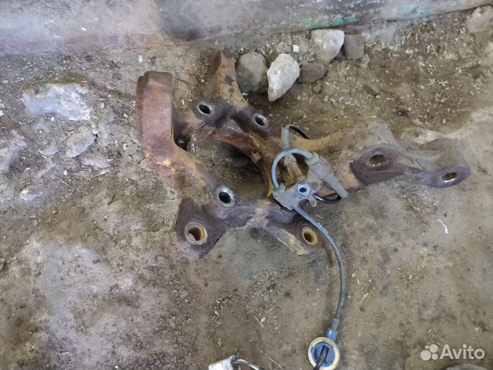 Кулак передний L R Suzuki Grand Vitara 3 2005-15