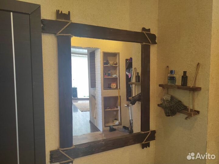 Зеркало в рамке из живого дерева