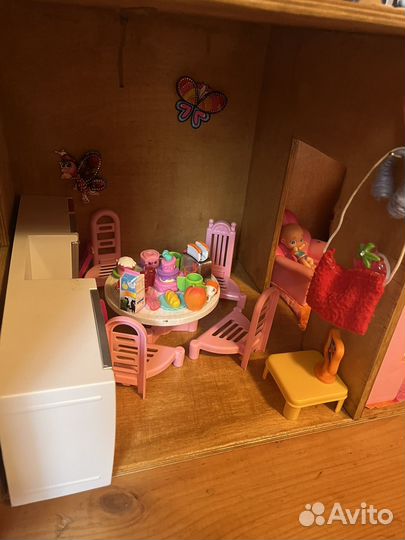 Большой кукольный домик с мебелью и куклами