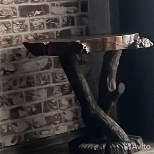 Столик полки на стволе дерева