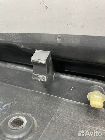 Накладка замка багажника Citroen C3 Picasso 2010