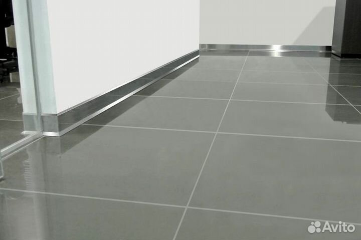 Алюминиевый плинтус внешнего монтажа