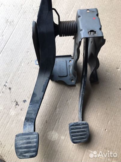 Блок педалей тормоза и сцепления Рено Логан 1(494)