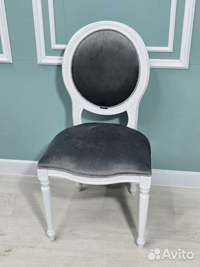 Стол и стулья