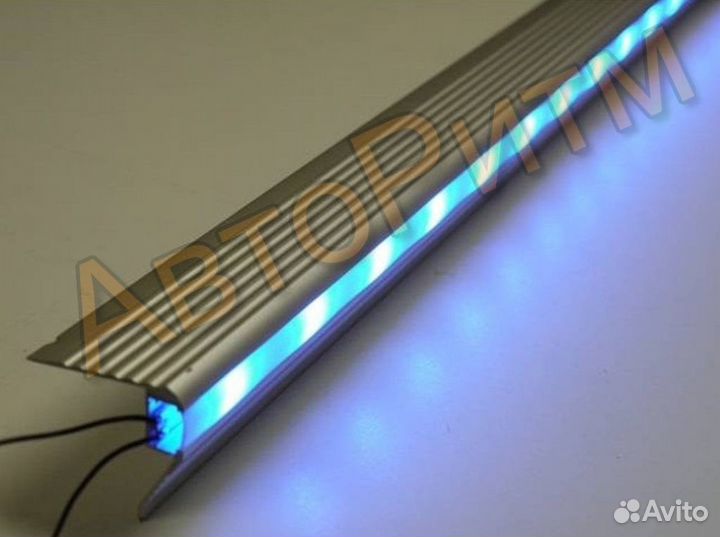 Уголок с подсветкой для подиума и порога в автобус