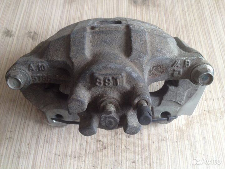 Суппорт тормозной передний правый Mitsubishi