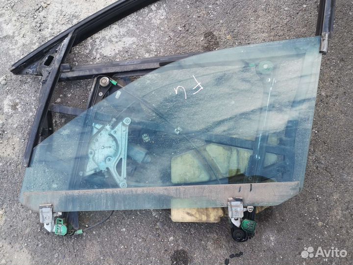 Стекло переднее левое Audi A4B5