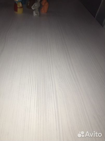 Угловой письменный стол с полками