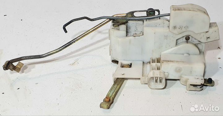 Замок двери водительской Toyota Avensis T220