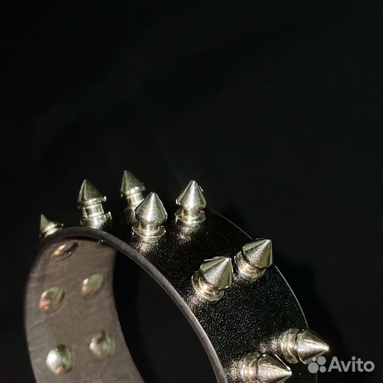 Браслет из эко - кожи с шипами напульсник черный