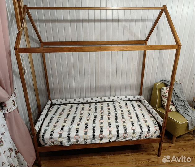 Кровать-домик детская из массива