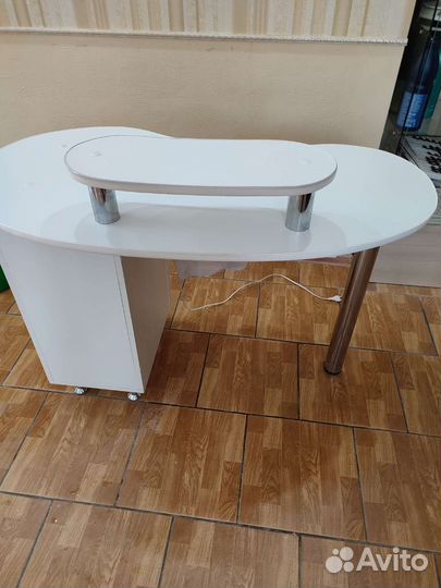 Маникюрный стол