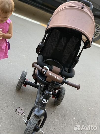 Детский трехколесный велосипед с ручкой