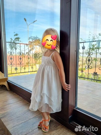 Платье сарафан и сланцы