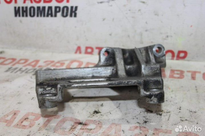 Кронштейн опоры двигателя правый Nissan X-Trail 1