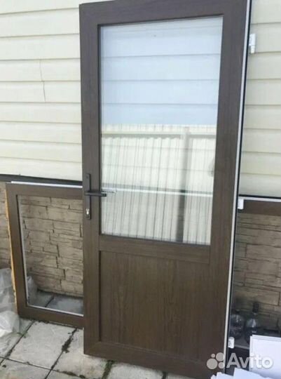 Пластиковые двери на дачу