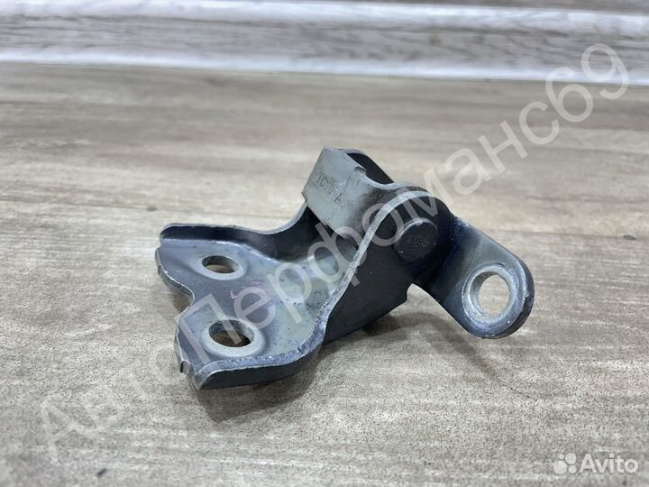 Петля передней правой двери Toyota Avensis 2 T250