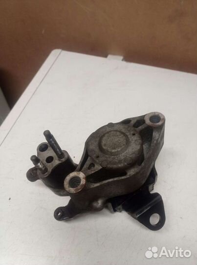 Опора двигателя правая Toyota Prius 20