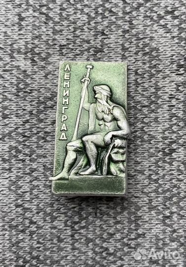Значок времен СССР - Ленинград - Скульптура Волхов