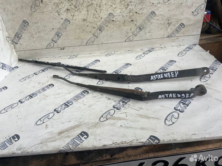 Поводок стеклоочистителя Mitsubishi Outlander 1