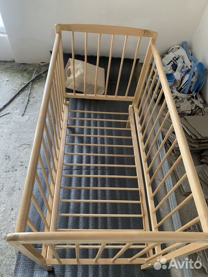 Детская кроватка с матрасом и подушками