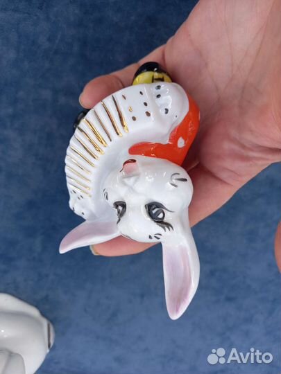 Зайцы -фарфоровые статуетки