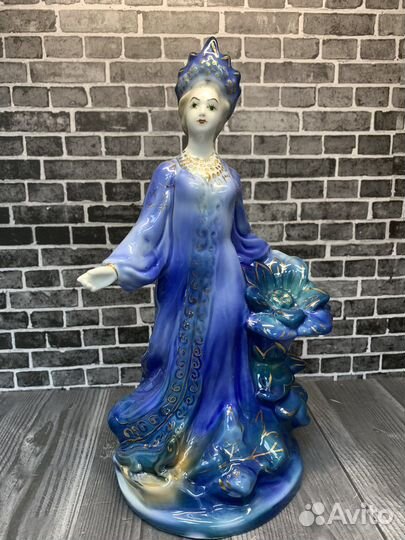 Фарфоровая статуэтка 