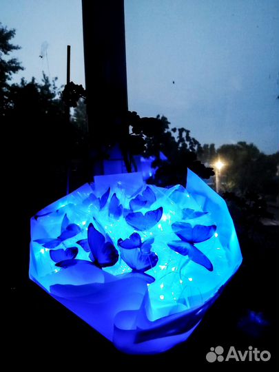 Нежный букет из синих бабочек