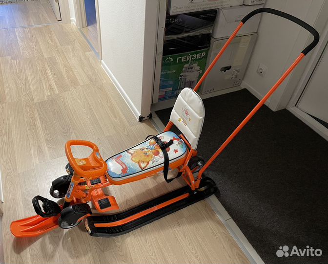 Снегокат с выдвижными колесами и ручкой