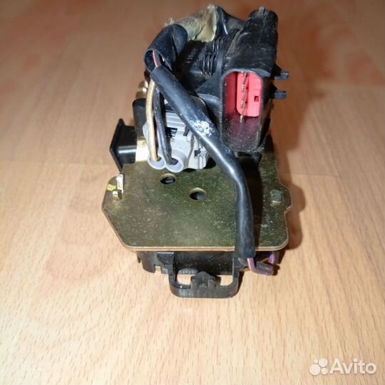 Замок багажника Chrysler Voyager 4