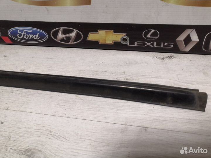 Молдинг стекла передний правый Mazda Tribute epew