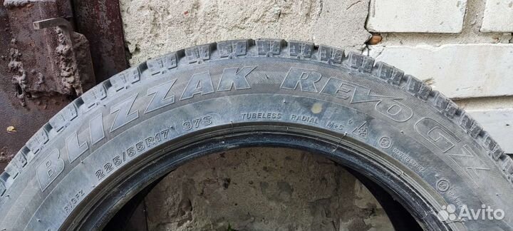 Bridgestone Blizzak Revo GZ 225/55 R17 97S