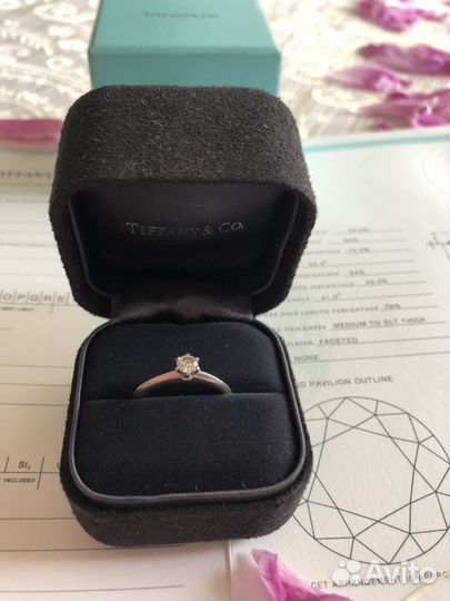 Кольцо из платины с бриллиантом Tiffany&Co