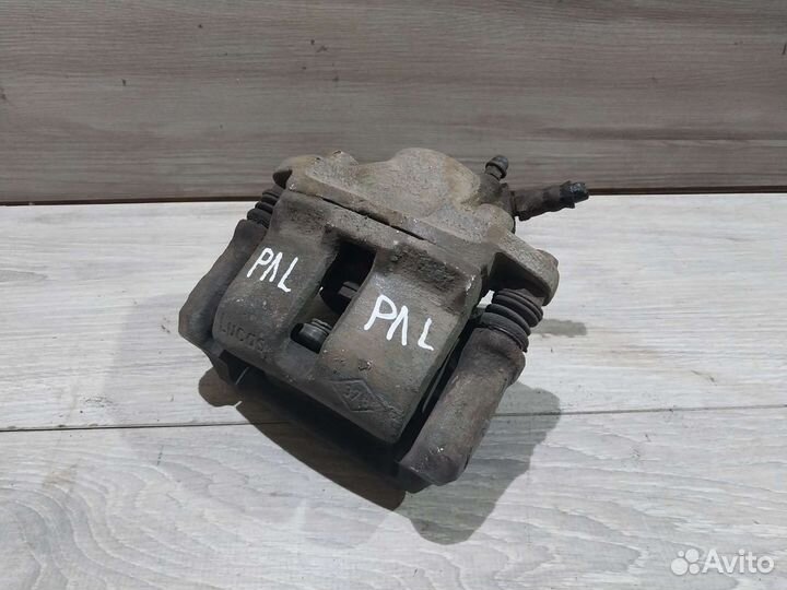 Суппорт передний Renault Logan 1 2010г.в