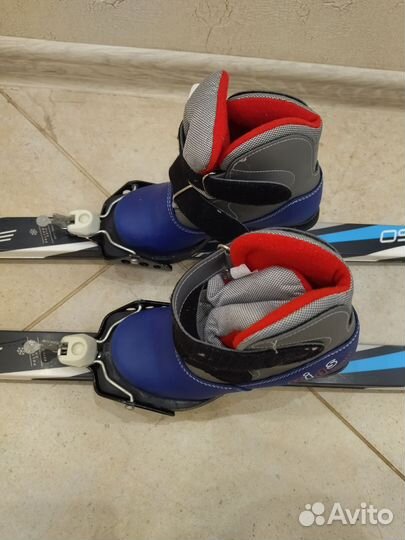 Детские лыжи с палками и ботинками