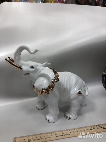 Фарфоровая статуэтка слон
