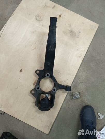 Поворотный кулак левый Jeep Grand Cherokee wk2