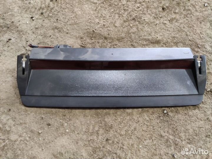 Стоп сигнал за стеклом Volkswagen Passat B6 седан