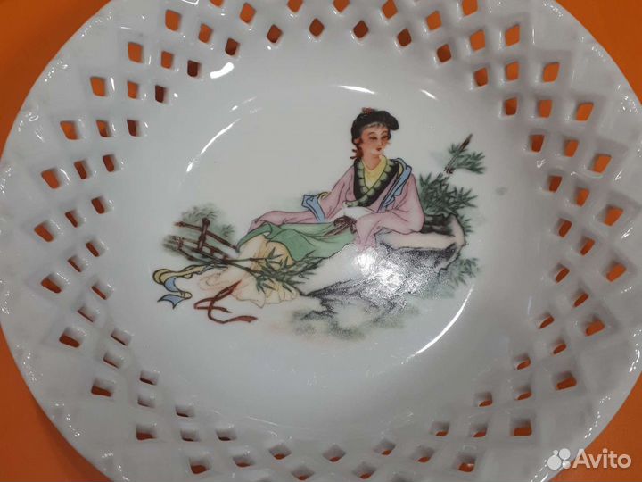 Конфетница и тарелки Китай