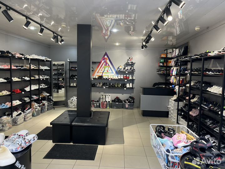 Продавец консультант одежды и обуви