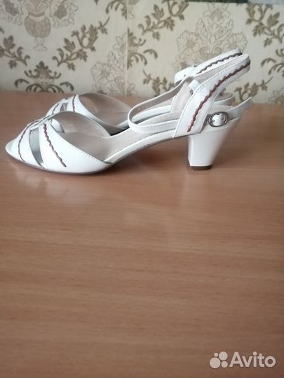 Кожаные летние босоножки