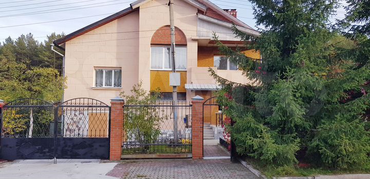 Коттедж 325 м² на участке 15 сот.