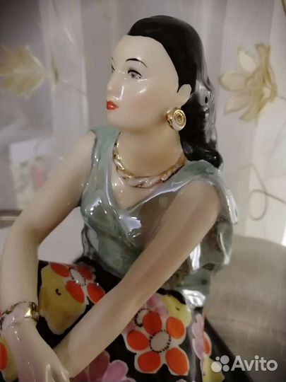 Фарфоровые статуэтка *цыганка Земфира*1954