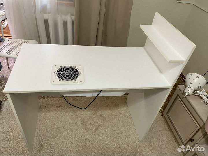 Маникюрный стол с вытяжкой