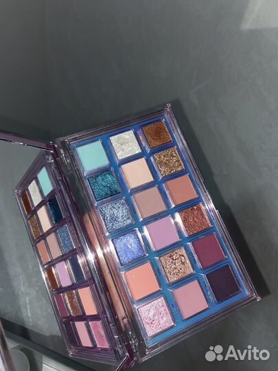 Палетка теней huda beauty