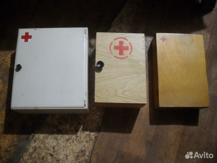 Настенный шкафчик для аптеки