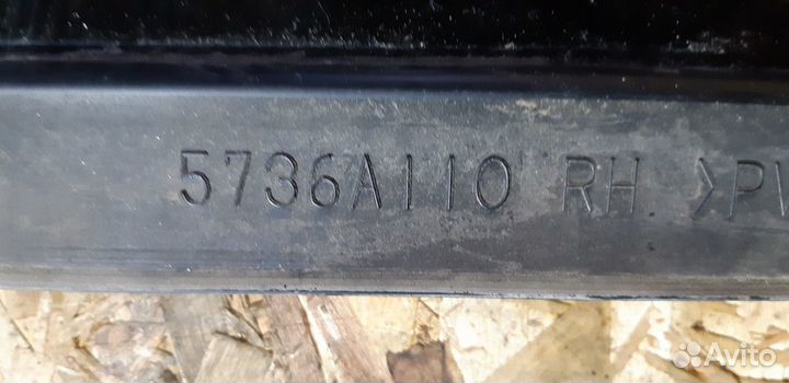 Стекло двери задней правой (форточка) Mitsubishi P