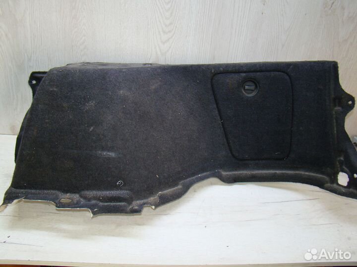 Обшивка багажника правая Lexus rх 300