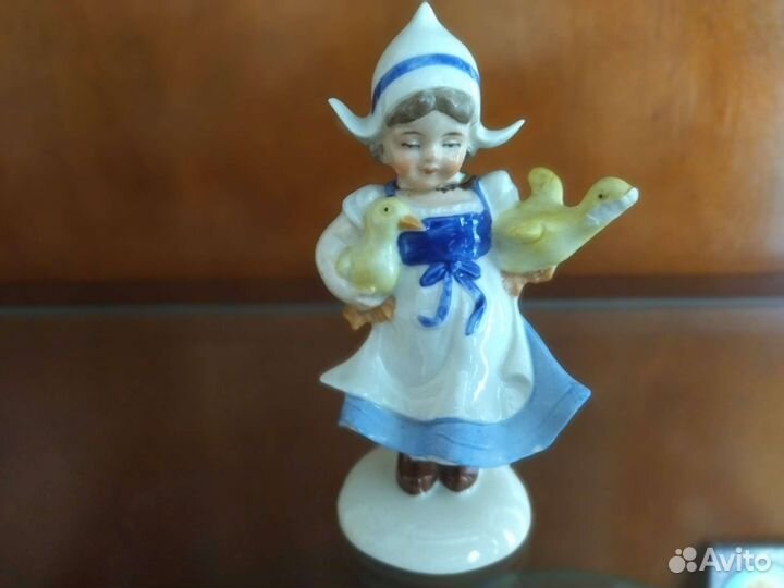 Девочка с гусями, статуэтка