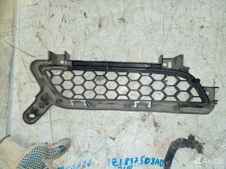 Решетка радиатора передняя правая Mitsubishi